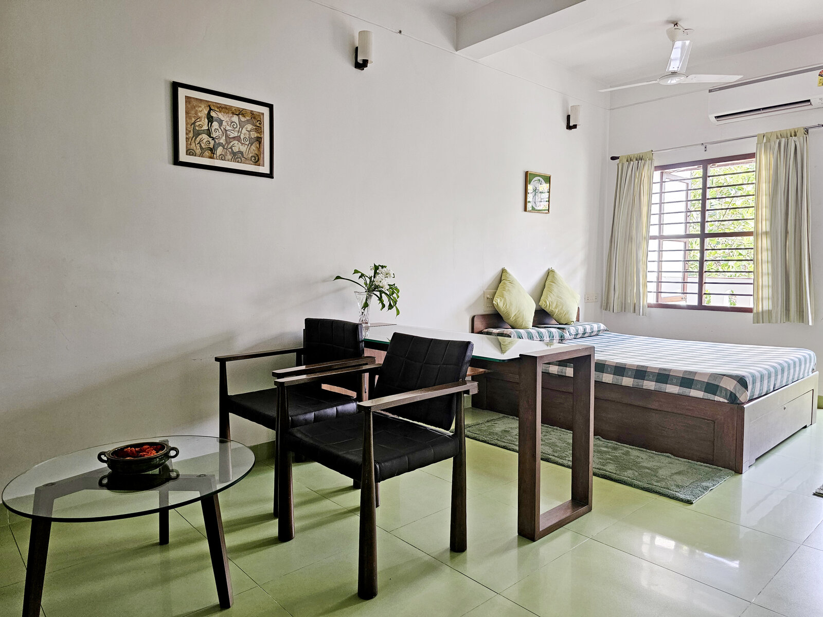 Living & kitchenette