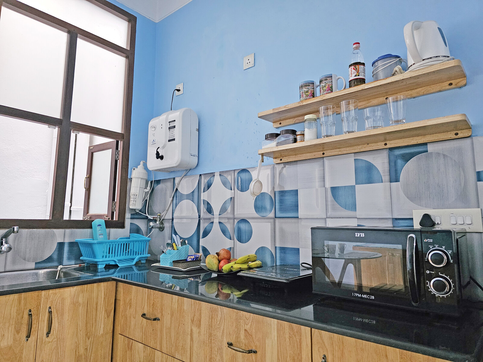 Living & kitchenette